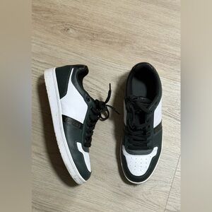 GUESS Men’s Black and White Low-Top Sneakers with Logo Panel